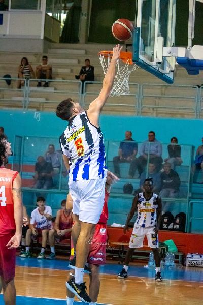 https://www.basketmarche.it/immagini_articoli/09-01-2024/ufficiale-roseto-basket-2020-firma-lungo-jacopo-ragusa-600.jpg