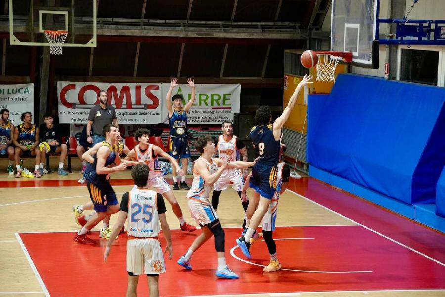 https://www.basketmarche.it/immagini_articoli/09-02-2025/basket-santarcangelo-espugna-campo-pisaurum-pesaro-conferma-posto-600.jpg