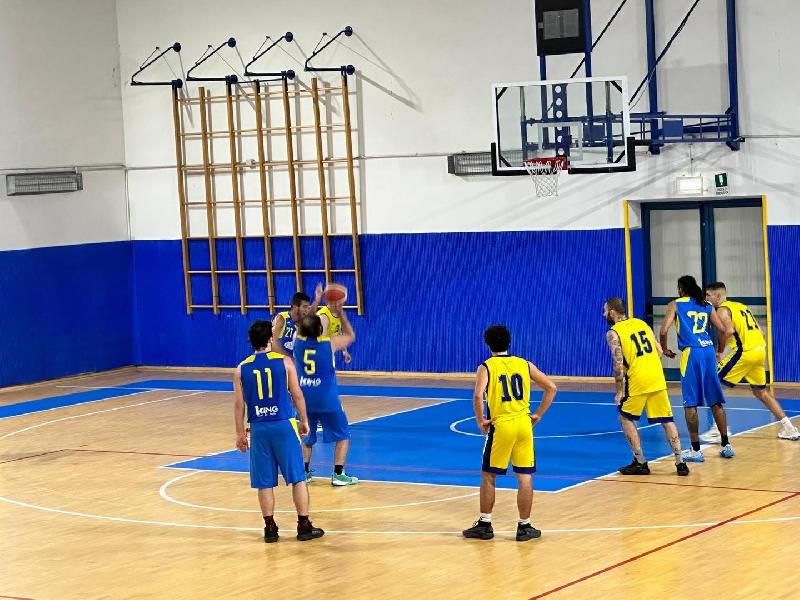 https://www.basketmarche.it/immagini_articoli/09-11-2024/castelfidardo-impone-unione-basket-2010-600.jpg