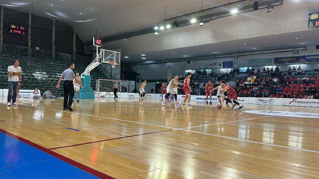 https://www.basketmarche.it/immagini_articoli/09-11-2024/loreto-pesaro-prende-punti-pallacanestro-senigallia-600.jpg