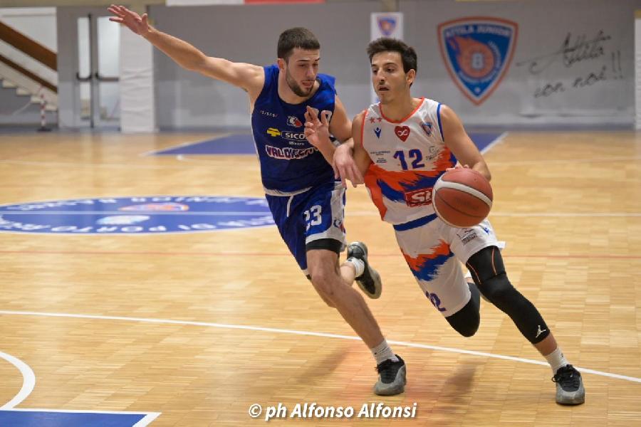 https://www.basketmarche.it/immagini_articoli/09-11-2024/magia-ciribeni-regala-punti-attila-porto-recanati-valdiceppo-basket-600.jpg