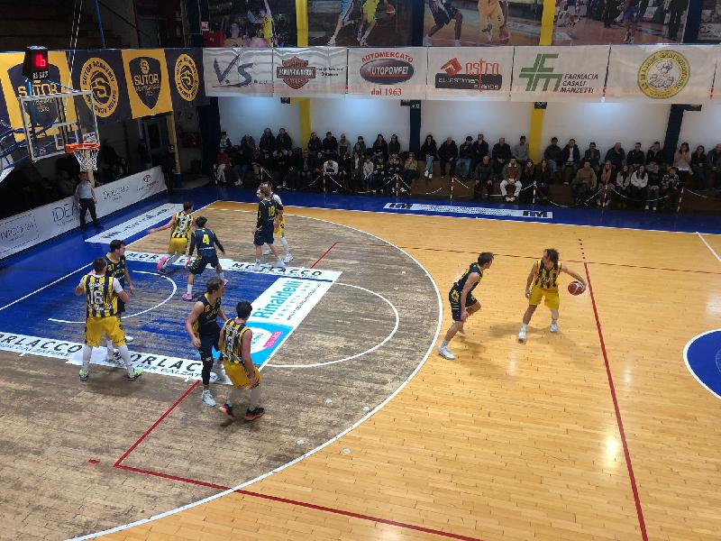 https://www.basketmarche.it/immagini_articoli/09-12-2024/sutor-montegranaro-ritrova-vittoria-bombonera-guelfo-basket-600.jpg