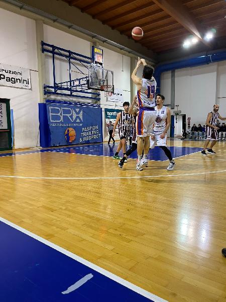 https://www.basketmarche.it/immagini_articoli/10-01-2025/super-benevelli-guida-pesaro-basket-vittoria-montecchio-sport-600.jpg