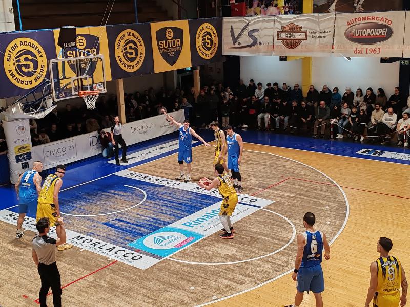 https://www.basketmarche.it/immagini_articoli/10-02-2025/sutor-montegranaro-sale-tono-tempo-derby-pselpidio-basket-600.jpg