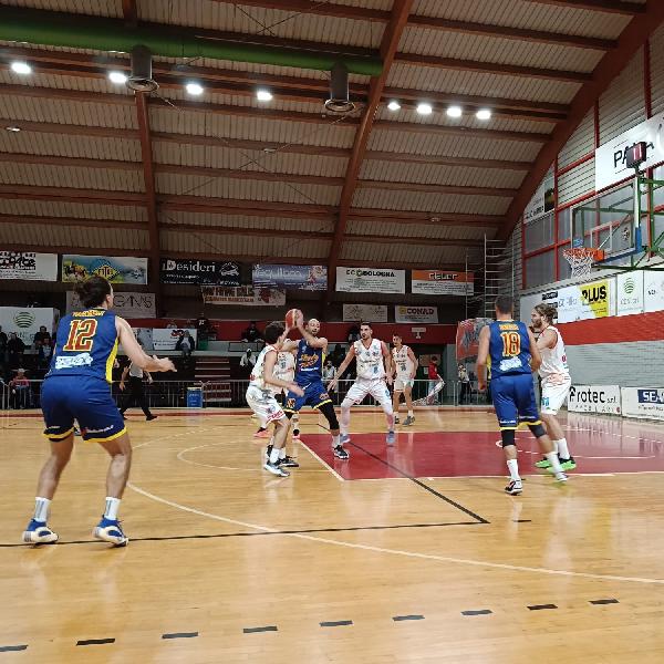 https://www.basketmarche.it/immagini_articoli/10-10-2024/loreto-pesaro-ribalta-quarto-punti-ozzano-600.jpg