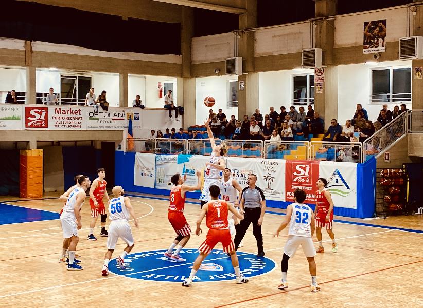 https://www.basketmarche.it/immagini_articoli/10-10-2024/tasp-teramo-coach-stirpe-sono-arrabbiato-prestazione-porto-recanati-600.jpg