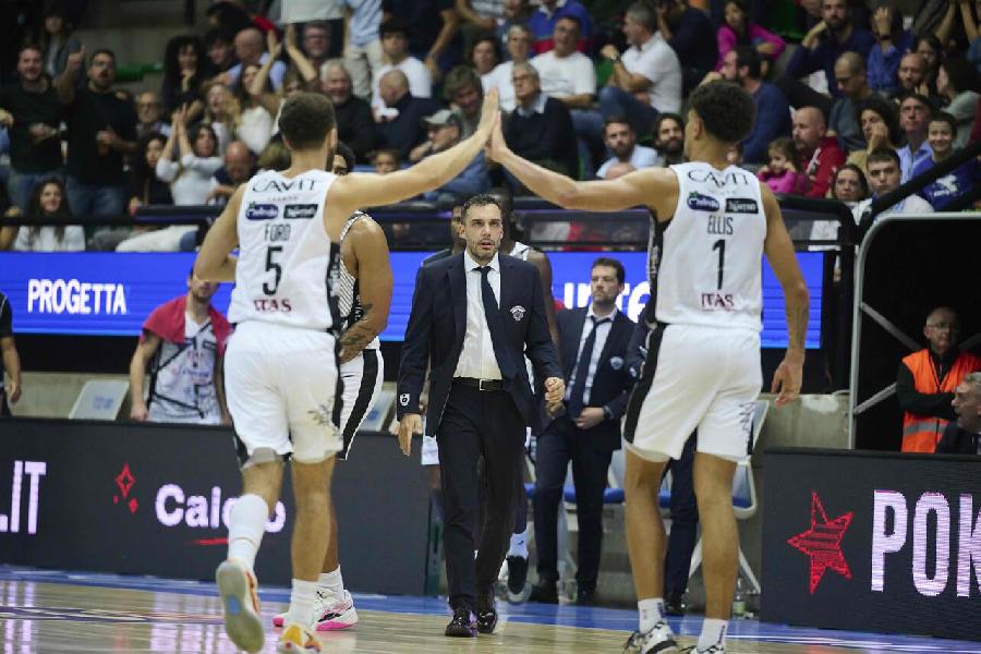 https://www.basketmarche.it/immagini_articoli/10-11-2024/aquila-trento-coach-galbiati-grande-vittoria-squadra-reazione-eccellente-finale-600.jpg