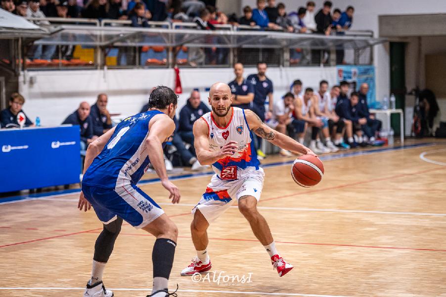 https://www.basketmarche.it/immagini_articoli/10-11-2024/attila-porto-recanati-leonardo-ciribeni-partita-volevamo-vincere-costi-600.jpg