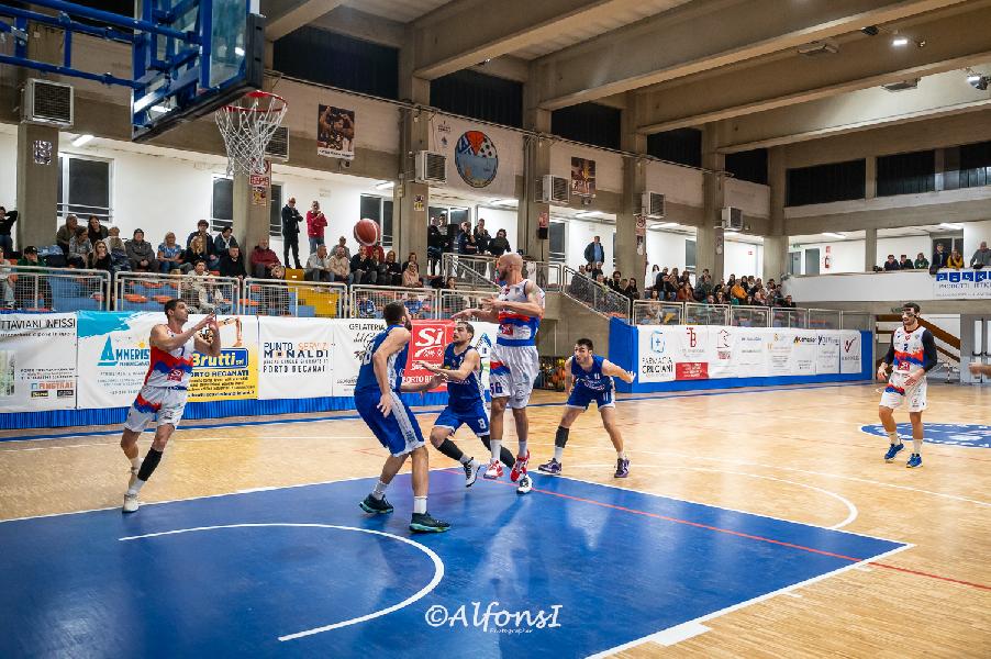 https://www.basketmarche.it/immagini_articoli/10-11-2024/attila-porto-recanati-ringrazia-ciribeni-vittoria-600.jpg