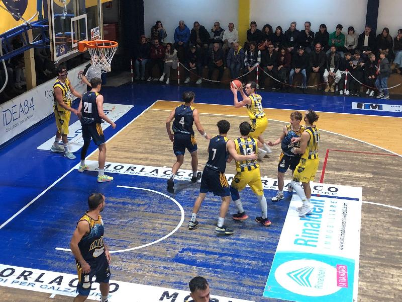 https://www.basketmarche.it/immagini_articoli/10-11-2024/basket-santarcangelo-espugna-campo-sutor-montegranaro-resta-imbattuto-600.jpg