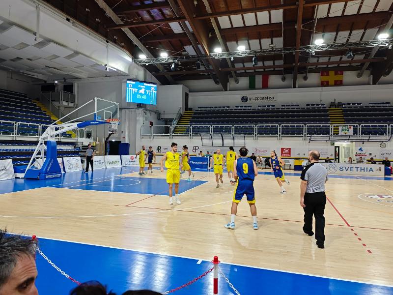 https://www.basketmarche.it/immagini_articoli/10-11-2024/castelfidardo-espugna-nettamente-campo-pallacanestro-recanati-600.jpg