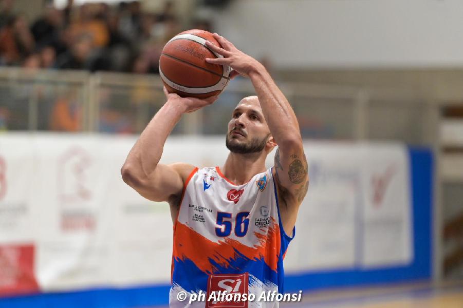 https://www.basketmarche.it/immagini_articoli/10-11-2024/video-canestro-decisivo-ciribeni-deciso-attila-porto-recanati-valdiceppo-basket-600.jpg