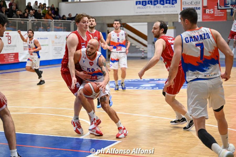 https://www.basketmarche.it/immagini_articoli/11-01-2025/attila-junior-porto-recanati-vince-derby-pallacanestro-senigallia-600.jpg