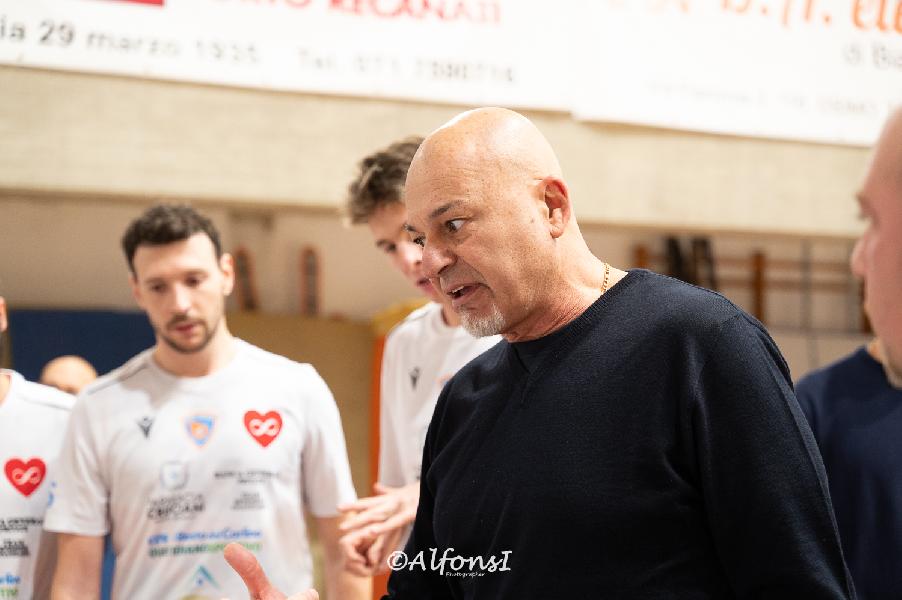 https://www.basketmarche.it/immagini_articoli/11-01-2025/attila-porto-recanati-coach-coen-dobbiamo-scendere-campo-mentalit-diversa-ultima-partita-600.jpg