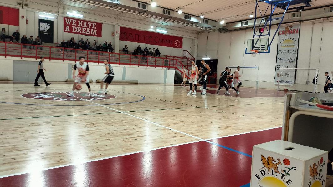 https://www.basketmarche.it/immagini_articoli/11-01-2025/cannara-basket-supera-volata-atomika-spoleto-600.jpg