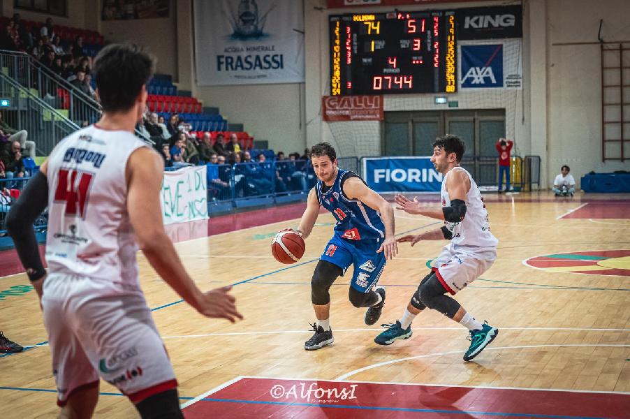 https://www.basketmarche.it/immagini_articoli/11-01-2025/falconara-basket-fatta-arrivo-cristian-cingolani-attila-porto-recanati-600.jpg