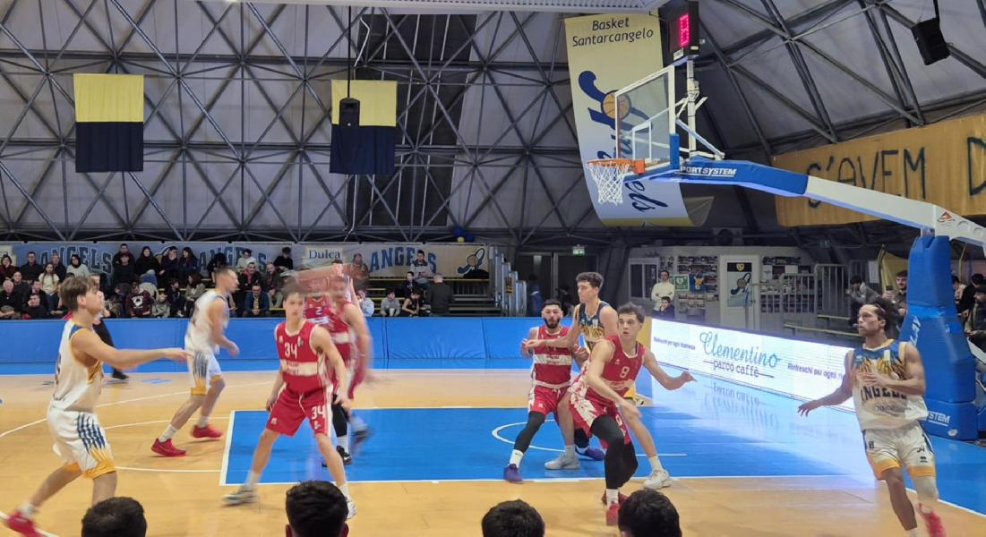 https://www.basketmarche.it/immagini_articoli/11-01-2025/niente-fare-pallacanestro-urbania-campo-basket-santarcangelo-600.jpg