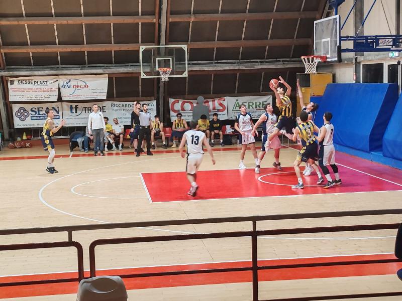 https://www.basketmarche.it/immagini_articoli/11-01-2025/sutor-montegranaro-passa-campo-real-pesaro-super-kanturek-600.jpg