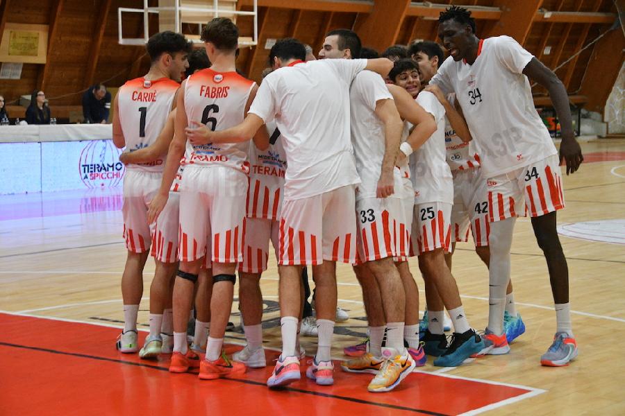 https://www.basketmarche.it/immagini_articoli/11-01-2025/tasp-teramo-coach-stirpe-dobbiamo-andarci-prendere-punti-fondamentali-nostra-stagione-600.jpg