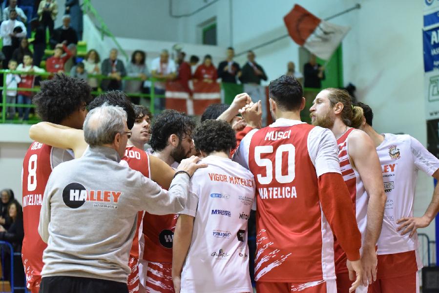 https://www.basketmarche.it/immagini_articoli/11-01-2025/vigor-matelica-sfida-loreto-pesaro-palio-primato-girone-600.jpg