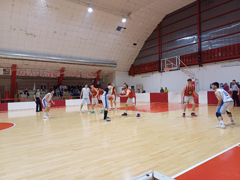 https://www.basketmarche.it/immagini_articoli/11-05-2024/playoff-macerata-conquista-basket-macerata-600.jpg
