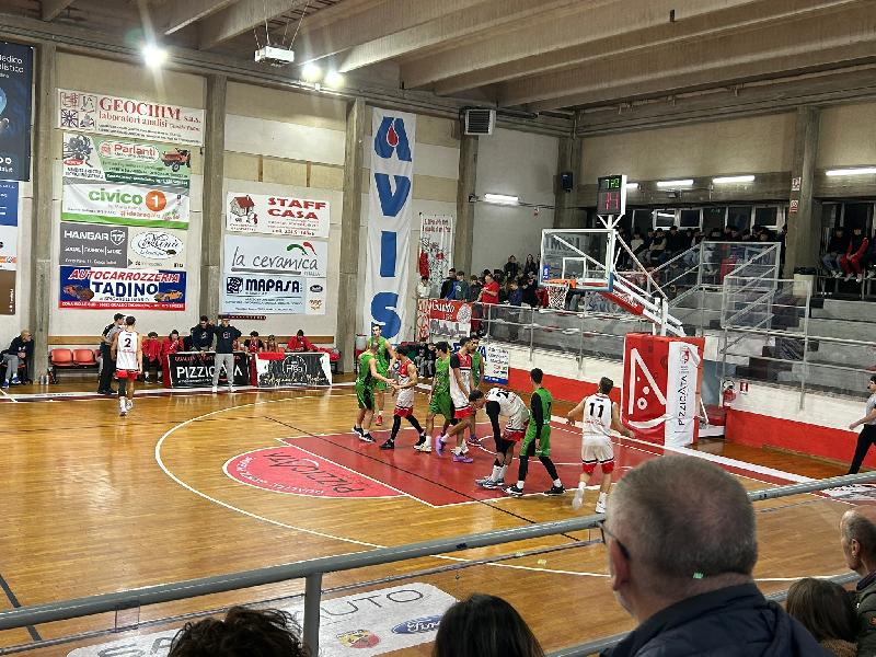 https://www.basketmarche.it/immagini_articoli/11-11-2024/corsa-basket-gualdo-ferma-chieti-arriva-vittoria-fila-600.jpg