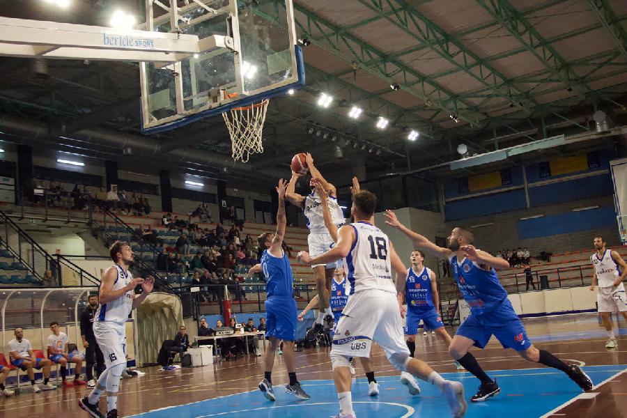 https://www.basketmarche.it/immagini_articoli/11-11-2024/foligno-basket-bagna-debutto-maglie-vittoria-600.jpg