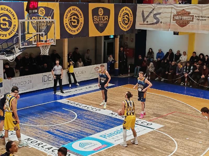 https://www.basketmarche.it/immagini_articoli/11-11-2024/niente-fare-sutor-montegranaro-capolista-santarcangelo-600.jpg