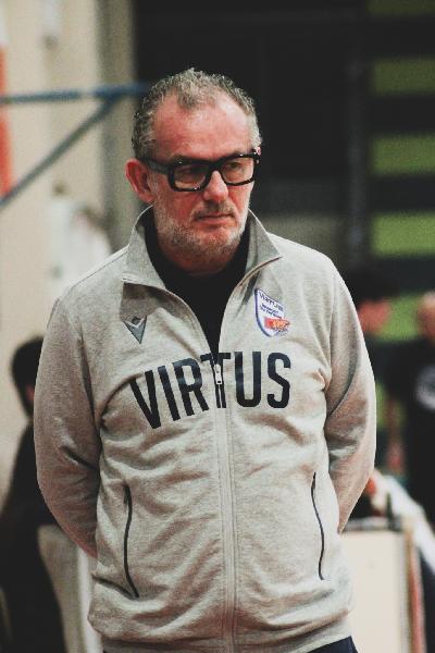 https://www.basketmarche.it/immagini_articoli/11-12-2024/virtus-civitanova-coach-domizioli-senigallia-servir-imprimere-tanta-energia-determinazione-gara-600.jpg