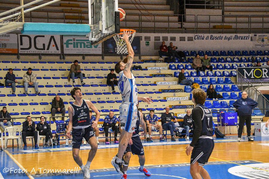 https://www.basketmarche.it/immagini_articoli/12-01-2025/bramante-pesaro-espugna-volata-roseto-rilancia-corsa-posto-600.jpg