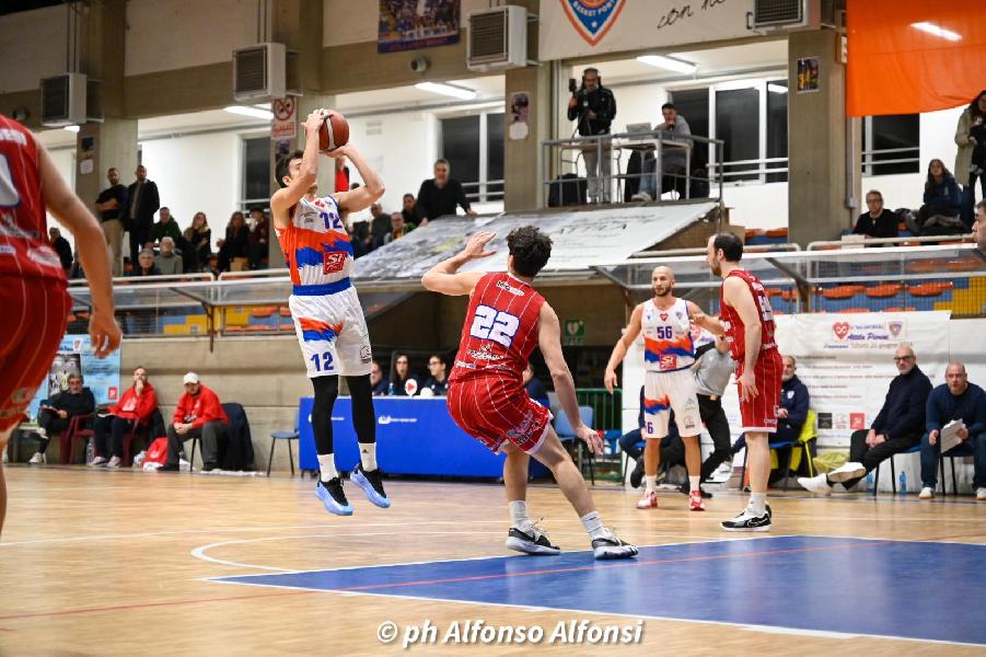 https://www.basketmarche.it/immagini_articoli/12-01-2025/niente-fare-pallacanestro-senigallia-campo-attila-porto-recanati-600.jpg