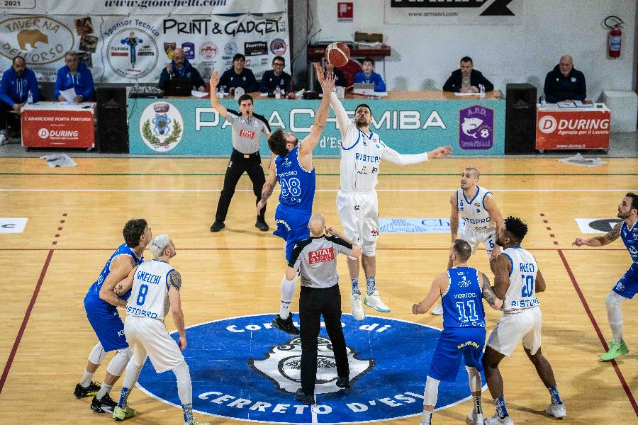 https://www.basketmarche.it/immagini_articoli/12-01-2025/scanzi-subito-decisivo-janus-fabriano-batte-pielle-livorno-super-difesa-600.jpg