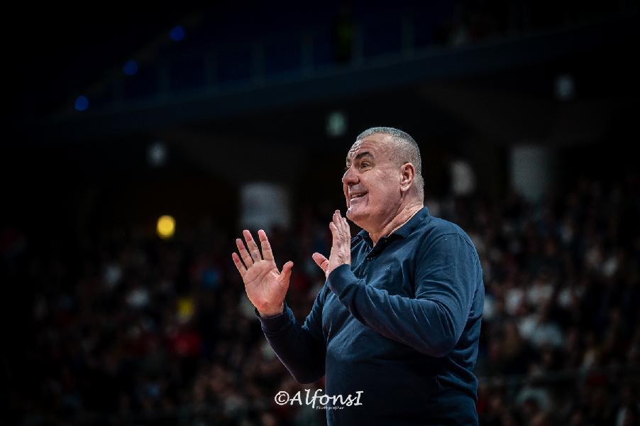 https://www.basketmarche.it/immagini_articoli/12-01-2025/trapani-shark-coach-repesa-abbiamo-vinto-partita-difesa-ripresa-posto-risultato-eccezionale-600.jpg