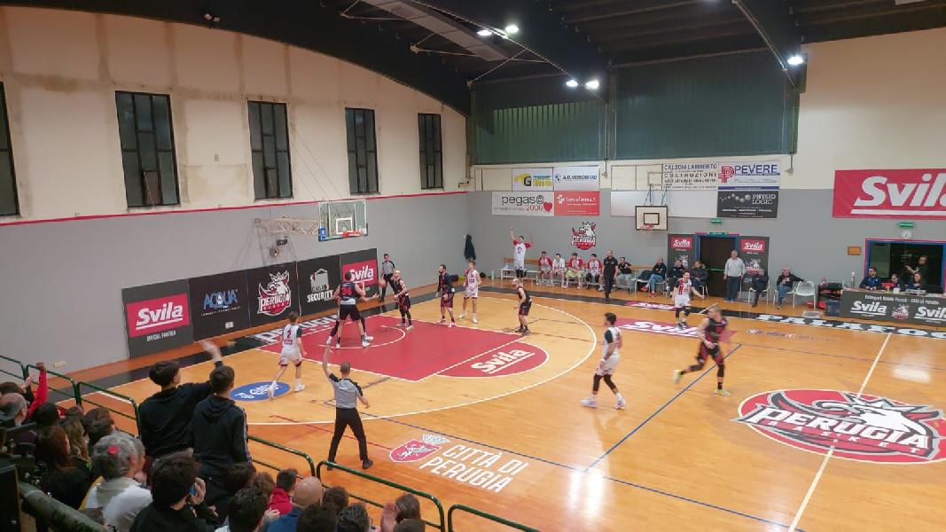 https://www.basketmarche.it/immagini_articoli/12-01-2025/virtus-assisi-sconfitta-derby-campo-perugia-basket-600.jpg