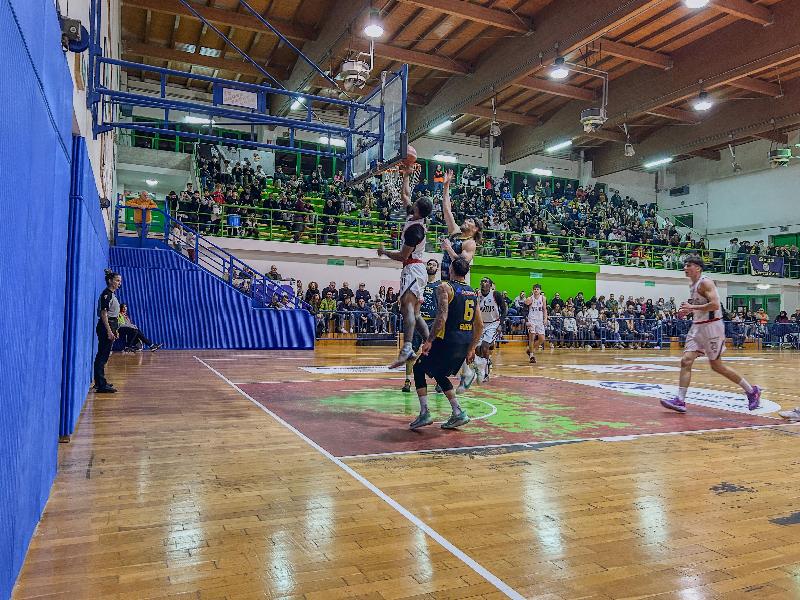 https://www.basketmarche.it/immagini_articoli/12-01-2025/virtus-civitanova-vince-derby-pallacanestro-recanati-quarto-clamoroso-600.jpg