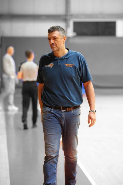 https://www.basketmarche.it/immagini_articoli/12-02-2025/pisaurum-coach-contigiani-abbiamo-pagato-brutto-approccio-partita-pessimo-primo-quarto-600.jpg