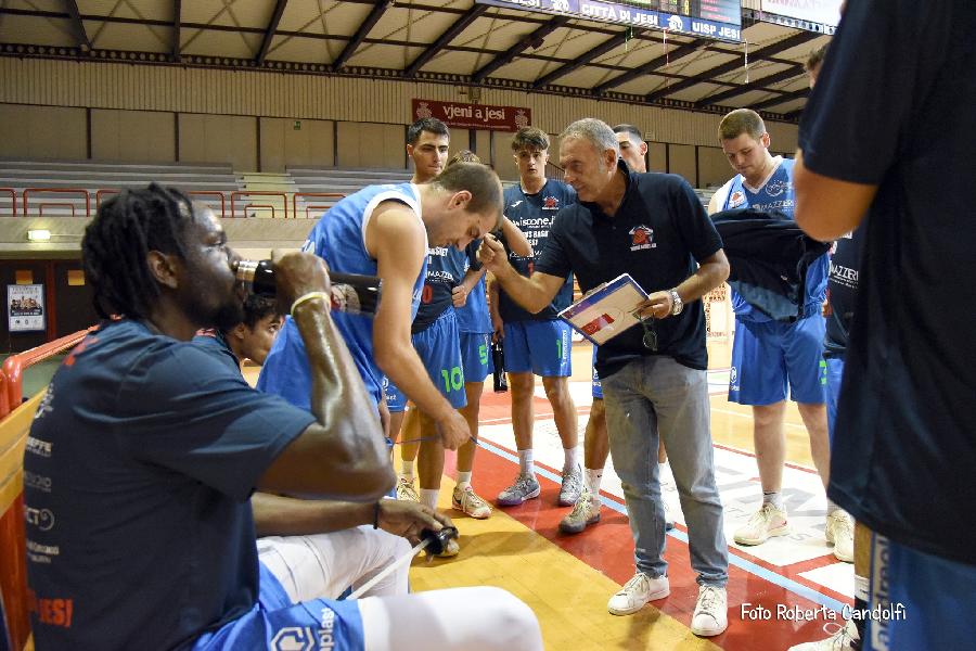 https://www.basketmarche.it/immagini_articoli/12-02-2025/taurus-jesi-coach-surico-soddisfatto-dopo-vittoria-stamura-ancona-600.jpg