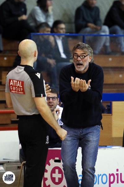 https://www.basketmarche.it/immagini_articoli/12-11-2024/basket-jesi-coach-ghizzinardi-abbiamo-fatto-buona-partita-nonostante-qualche-passaggio-vuoto-600.jpg