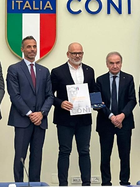 https://www.basketmarche.it/immagini_articoli/12-11-2024/umbria-palme-stelle-merito-sportivo-stella-bronzo-presidente-gianni-antonelli-600.jpg