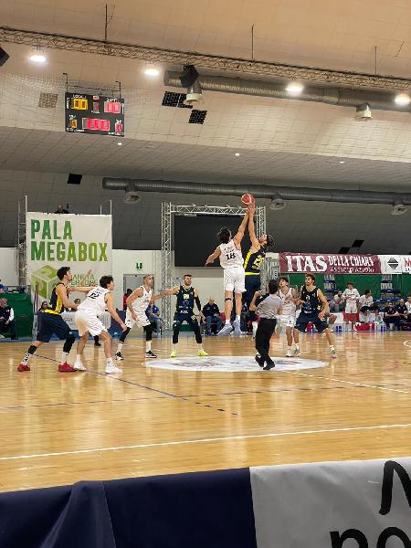 https://www.basketmarche.it/immagini_articoli/12-12-2024/corsa-pallacanestro-recanati-ferma-campo-bramante-pesaro-600.jpg