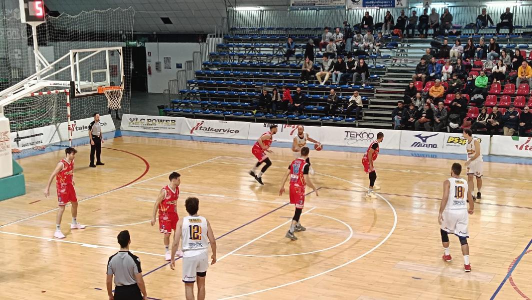 https://www.basketmarche.it/immagini_articoli/12-12-2024/loreto-pesaro-scappa-quarto-batte-flying-balls-ozzano-600.jpg