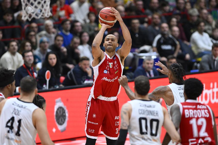 https://www.basketmarche.it/immagini_articoli/12-12-2024/olimpia-milano-shavon-shields-stiamo-tirando-bene-muovendo-bene-palla-dobbiamo-crescere-difesa-600.jpg