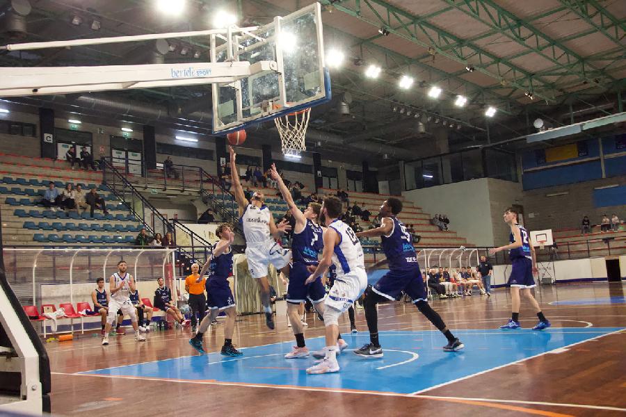 https://www.basketmarche.it/immagini_articoli/13-01-2025/2025-foligno-basket-inizia-netta-vittoria-fortitudo-isernia-600.jpg