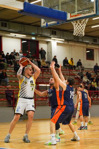 https://www.basketmarche.it/immagini_articoli/13-01-2025/basket-terni-riparta-netta-vittoria-basket-spello-sioux-600.jpg