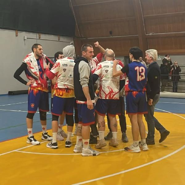 https://www.basketmarche.it/immagini_articoli/13-01-2025/basketball-teramo-spugna-campo-basket-aquila-resta-imbattuto-600.jpg