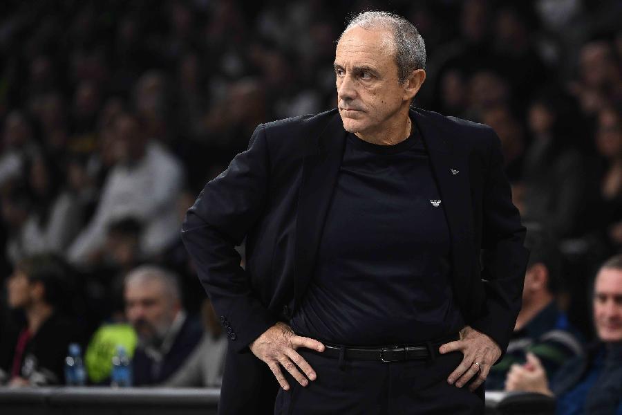 https://www.basketmarche.it/immagini_articoli/13-02-2025/olimpia-coach-messina-abbiamo-giocato-partita-completa-difesa-attacco-600.jpg