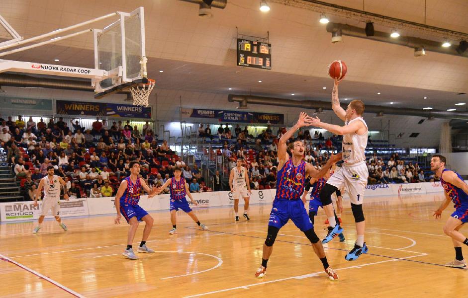 https://www.basketmarche.it/immagini_articoli/13-05-2024/playoff-supplementare-regala-semifinale-loreto-pesaro-pallacanestro-senigallia-eliminata-600.jpg