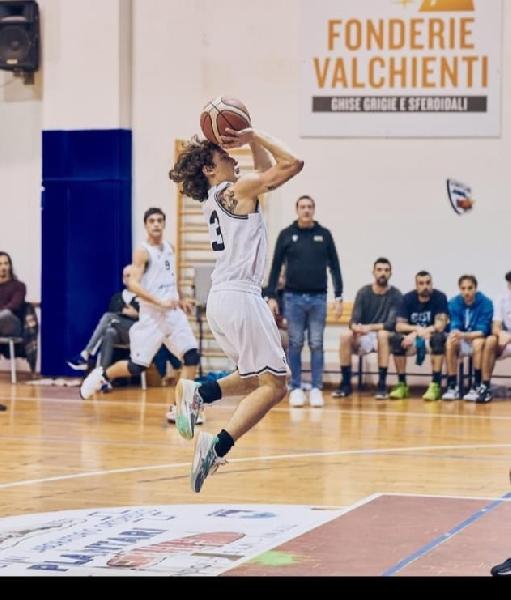 https://www.basketmarche.it/immagini_articoli/13-08-2024/picchio-civitanova-piazza-colpo-ufficiale-firma-play-luca-malaspina-600.jpg