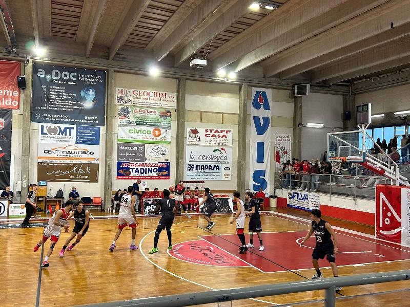 https://www.basketmarche.it/immagini_articoli/13-10-2024/basket-gualdo-dilaga-casa-basket-todi-600.jpg