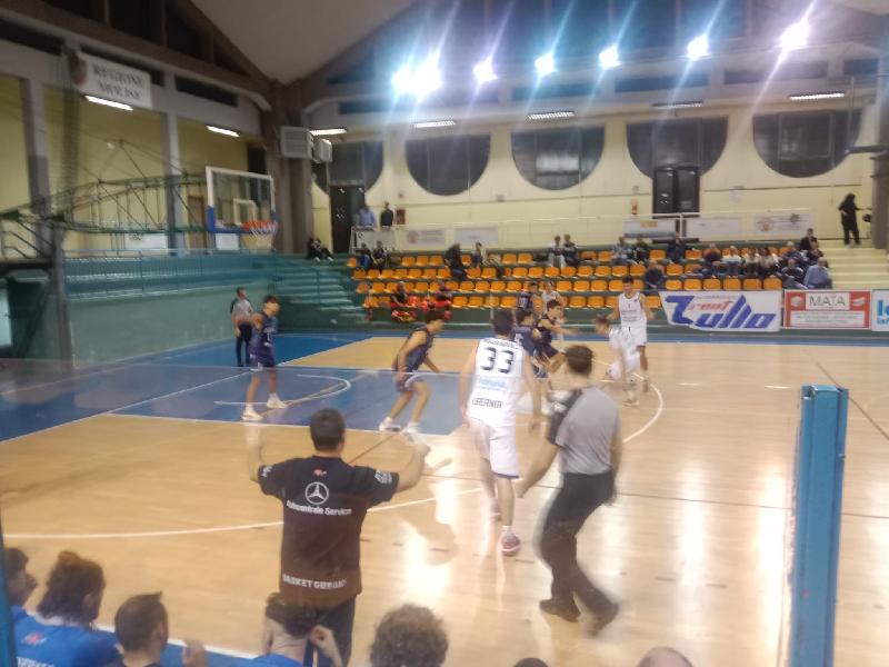 https://www.basketmarche.it/immagini_articoli/13-10-2024/basket-gubbio-conquista-punti-terra-molisana-fortitudo-isernia-600.jpg